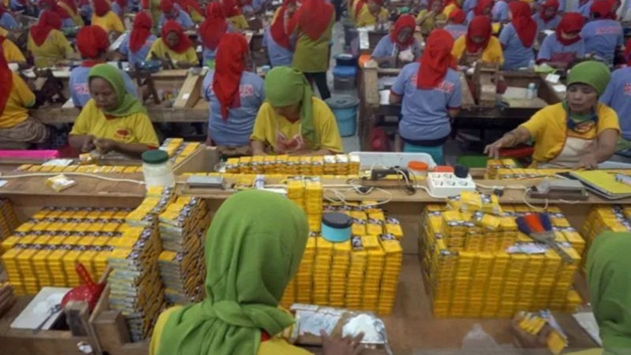 Disnakertrans DIY resmi membuka layanan pengaduan penahanan ijazah oleh perusahaan, merespon kasus serupa di Surabaya dan Pekanbaru; tiga aduan telah diterima dari Yogyakarta dan Sleman.