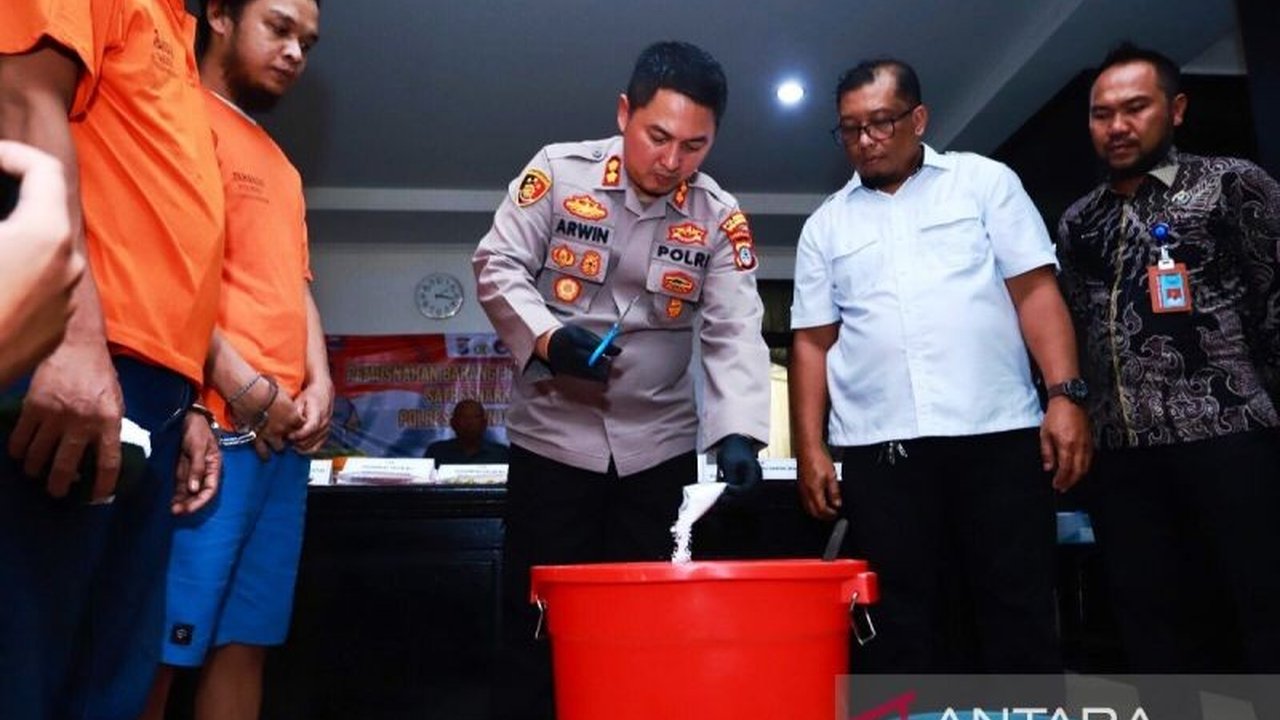 Polresta Banjarmasin memusnahkan barang bukti narkoba senilai Rp1,8 miliar berupa sabu dan ekstasi, menyelamatkan lebih dari 18.000 jiwa dari ancaman bahaya narkoba.