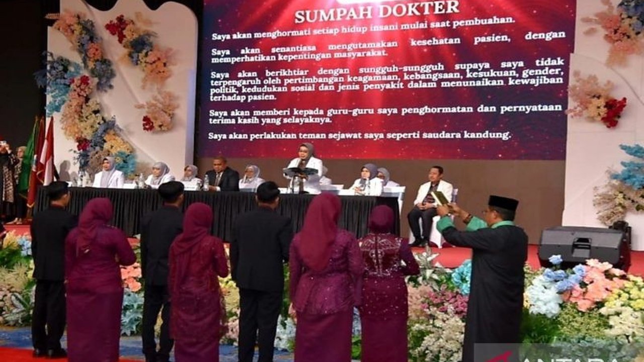 Universitas Negeri Gorontalo (UNG) mencetak sejarah dengan meluluskan 19 dokter angkatan pertama, menandai tonggak baru dalam dunia pendidikan tinggi Gorontalo dan layanan kesehatan Indonesia.