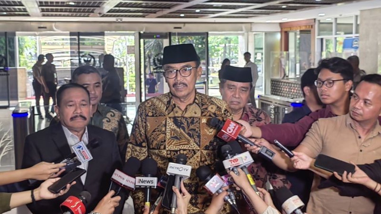 Mahkamah Kehormatan Dewan (MKD) DPR RI memeriksa pengadu terkait laporan dugaan pelanggaran etik Ahmad Dhani, meliputi ujaran berbau rasis dan plesetan marga Pono.