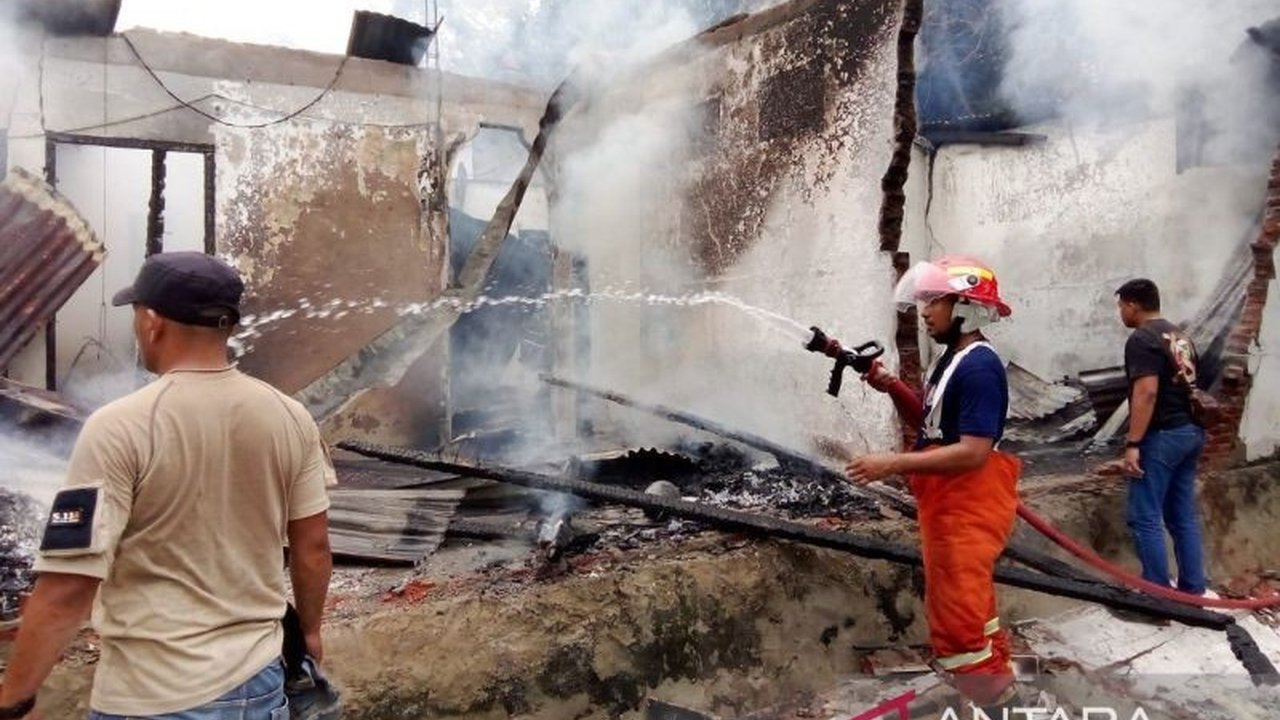 Kebakaran di Kelurahan Punggolaka, Kendari, menewaskan dua balita, sementara ibu dan dua balita lainnya berhasil diselamatkan; kerugian ditaksir mencapai Rp250 juta.
