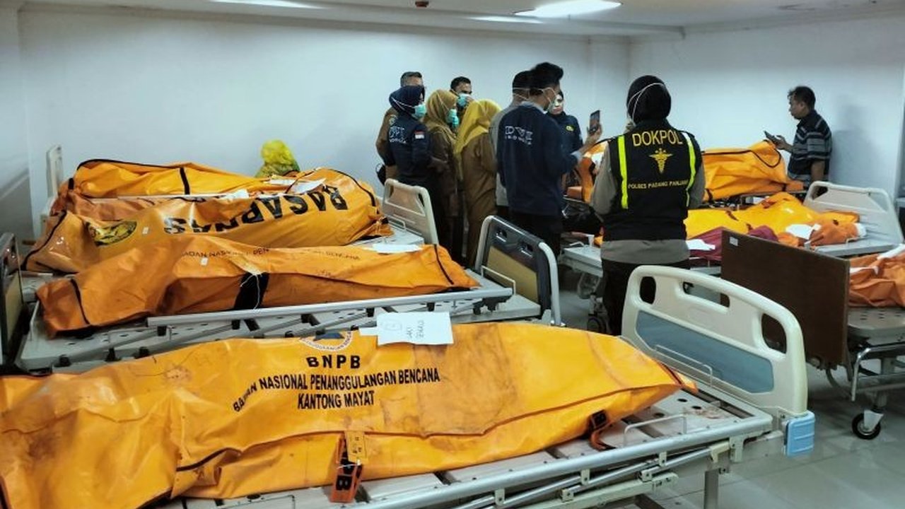 Polisi berencana memindahkan jenazah korban kecelakaan bus maut di Padang Panjang ke RS Bhayangkara Padang karena keterbatasan fasilitas penyimpanan jenazah di RSUD Padang Panjang.