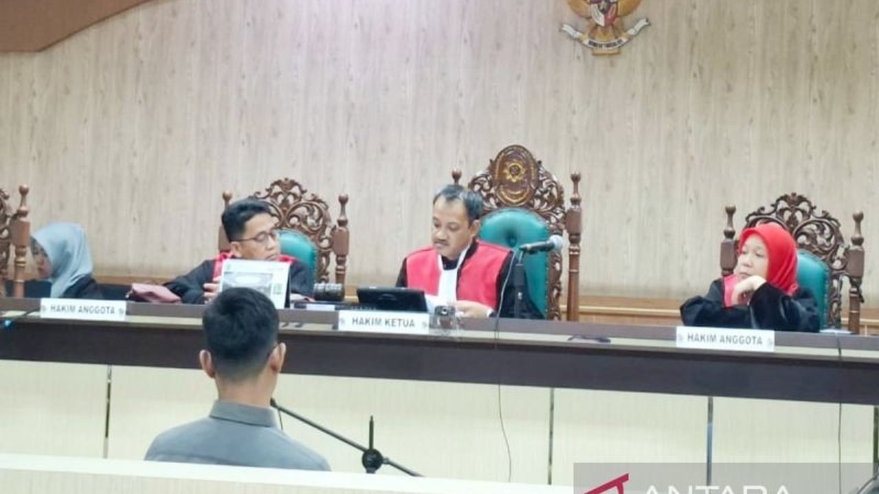 M Saidinor, anggota DPRD HST, dituntut 1,5 tahun penjara dan denda Rp50 juta karena korupsi dana kader sosial, dengan kerugian negara mencapai Rp389 juta.