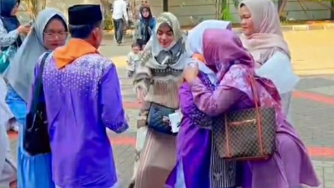 Pemkab Purwakarta kerahkan 220 mobil dinas untuk mengantar 445 jamaah haji menuju Indramayu, melanjutkan tradisi pelayanan terbaik bagi masyarakatnya.