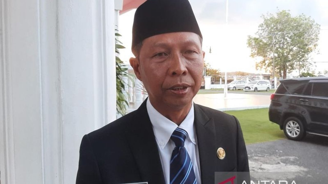 Pemprov Kepri mengalokasikan Rp3 miliar untuk memperbaiki jalan rusak menuju Pelabuhan Roro Penarik di Kabupaten Lingga, yang dimulai pada tahun 2025, guna meningkatkan mobilitas dan perekonomian masyarakat.