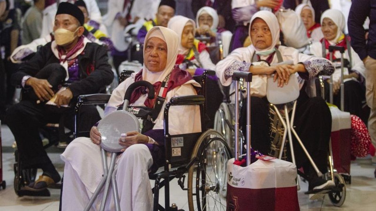 Bandara Amir Muhammad Bin Abdul Aziz di Madinah menyediakan derek dan mobil golf untuk memudahkan mobilitas jamaah haji lansia dan disabilitas, demi kenyamanan ibadah haji tahun ini.