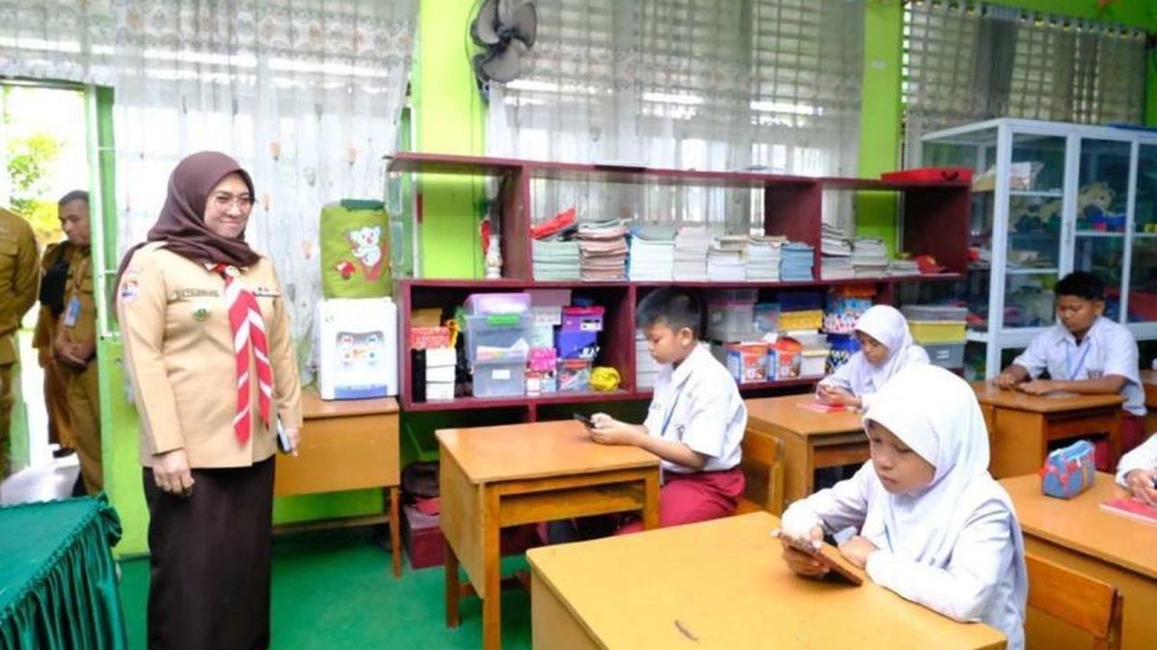 Bupati Gowa, Sitti Husniah Talenrang, memastikan ujian sekolah tingkat SD dan SMP di Gowa berjalan lancar, dengan sistem online dan tertulis sesuai kondisi sekolah.