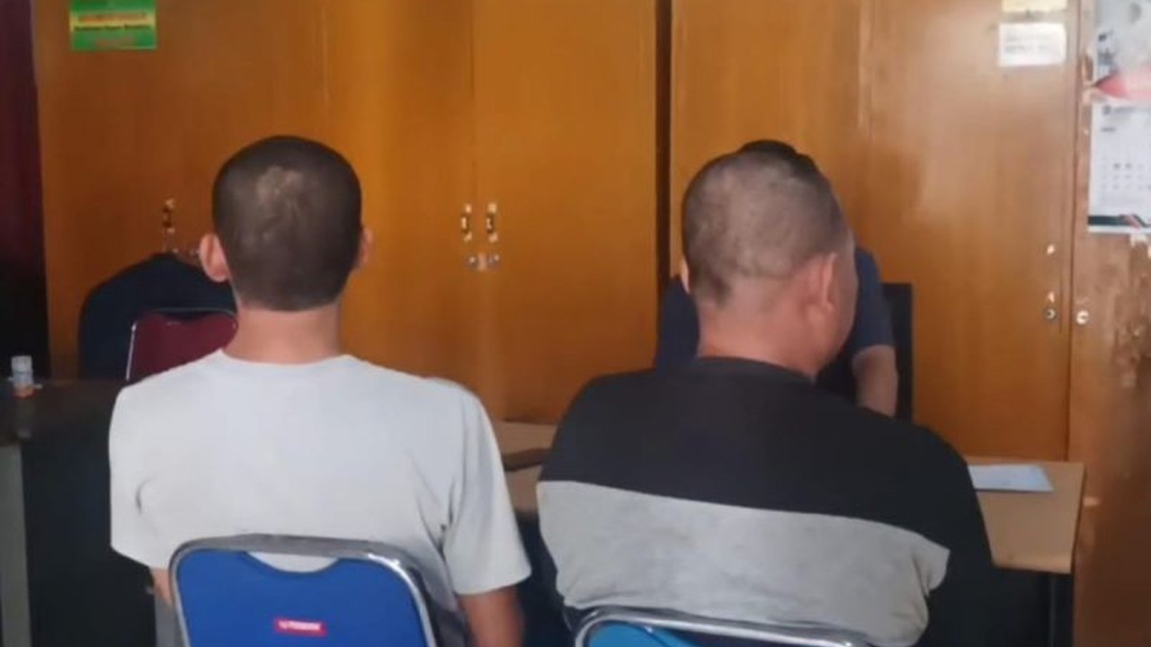 Kejari Bengkulu menahan dua tersangka asal Sumatera Selatan yang mengedarkan bibit sawit ilegal tanpa sertifikat, mengancam kelangsungan pertanian berkelanjutan.