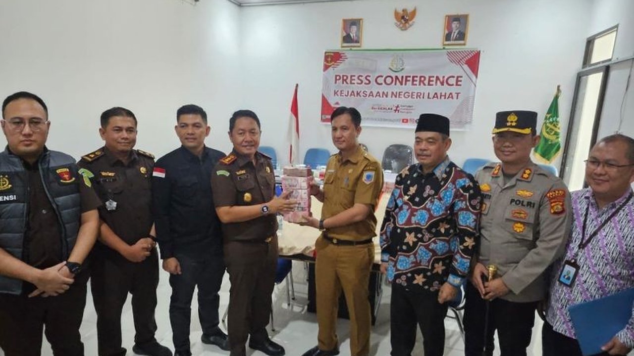 Kejaksaan Negeri Lahat, Sumatera Selatan, telah mengembalikan lebih dari Rp1 miliar uang negara yang diselamatkan dari dua kasus korupsi ke kas daerah.