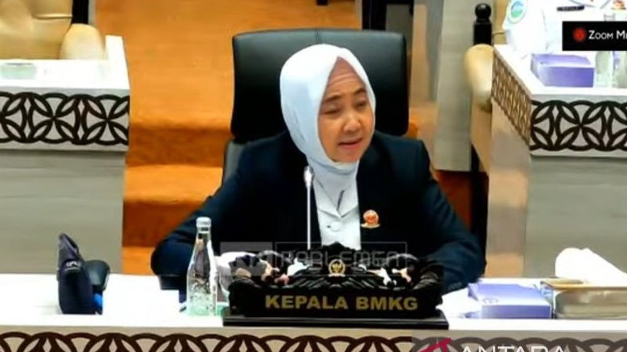 Badan Meteorologi Klimatologi dan Geofisika (BMKG) menghentikan sementara rekrutmen beasiswa doktoral tahun 2025 demi efisiensi anggaran, namun tetap berkomitmen pada pengembangan SDM jangka panjang.