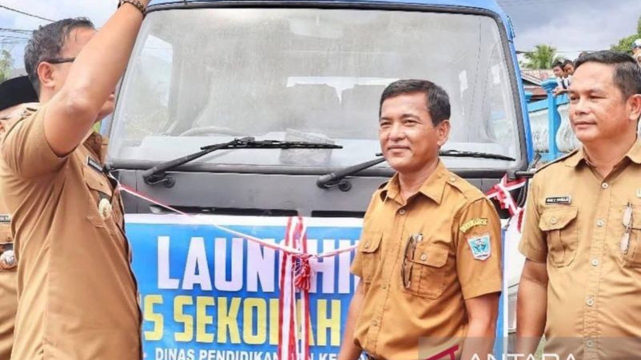 Pemerintah Kabupaten Kepulauan Mentawai luncurkan dua unit bus sekolah gratis untuk meningkatkan kualitas pendidikan yang merata dan inklusif, terutama bagi siswa di daerah terpencil.