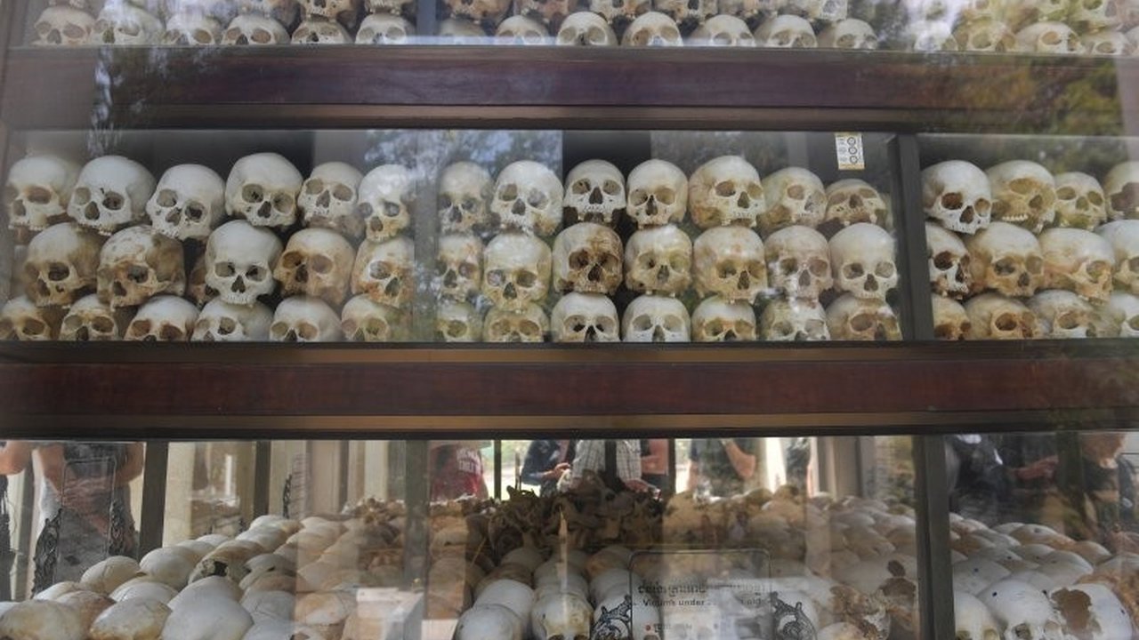 Pengadilan Khmer Merah (ECCC) di Kamboja menjadi contoh sukses peradilan internasional dalam mengadili kejahatan kemanusiaan dan genosida, memberikan keadilan bagi korban dan mencegah balas dendam.