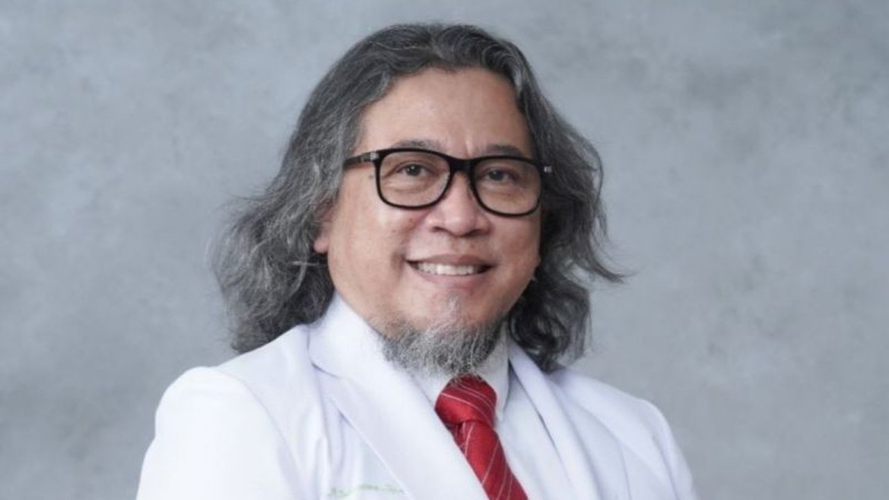 Dr. Raden Suhartono, dosen UI dan pakar bedah vaskular, terpilih sebagai anggota dewan European Society for Vascular Surgery (ESVS), organisasi bedah vaskular terkemuka di dunia, dan berkomitmen memajukan bidang ini di Indonesia.