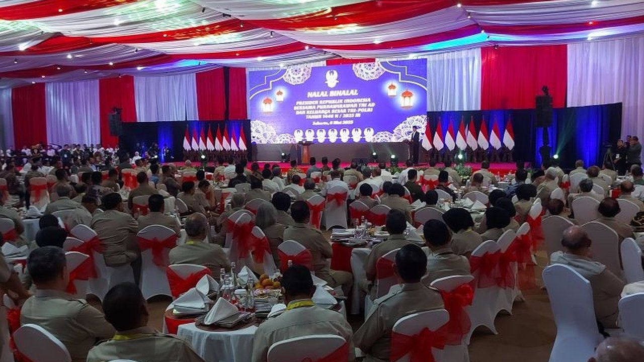 Presiden Prabowo Subianto mempererat silaturahmi dengan purnawirawan TNI AD dan keluarga besar TNI-Polri dalam acara Halal Bi Halal di Balai Kartini, Jakarta, dengan momen hangat duduk satu meja bersama Wakil Presiden ke-6 Try Sutrisno.