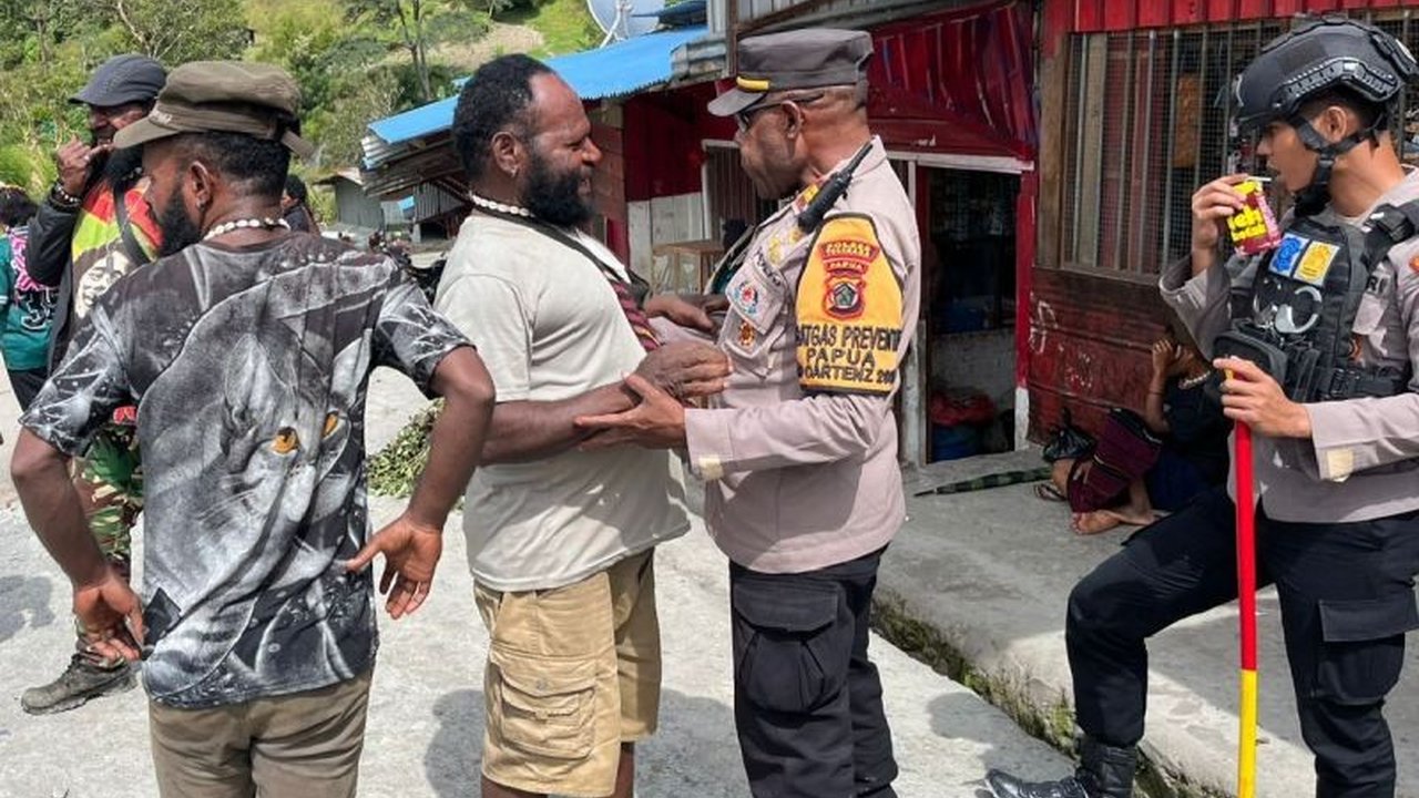 Polres Tolikara, Papua Pegunungan, gencar melakukan patroli dan sambangi warga Karubaga untuk menjaga keamanan dan ketertiban masyarakat serta mempererat hubungan polisi dengan warga.