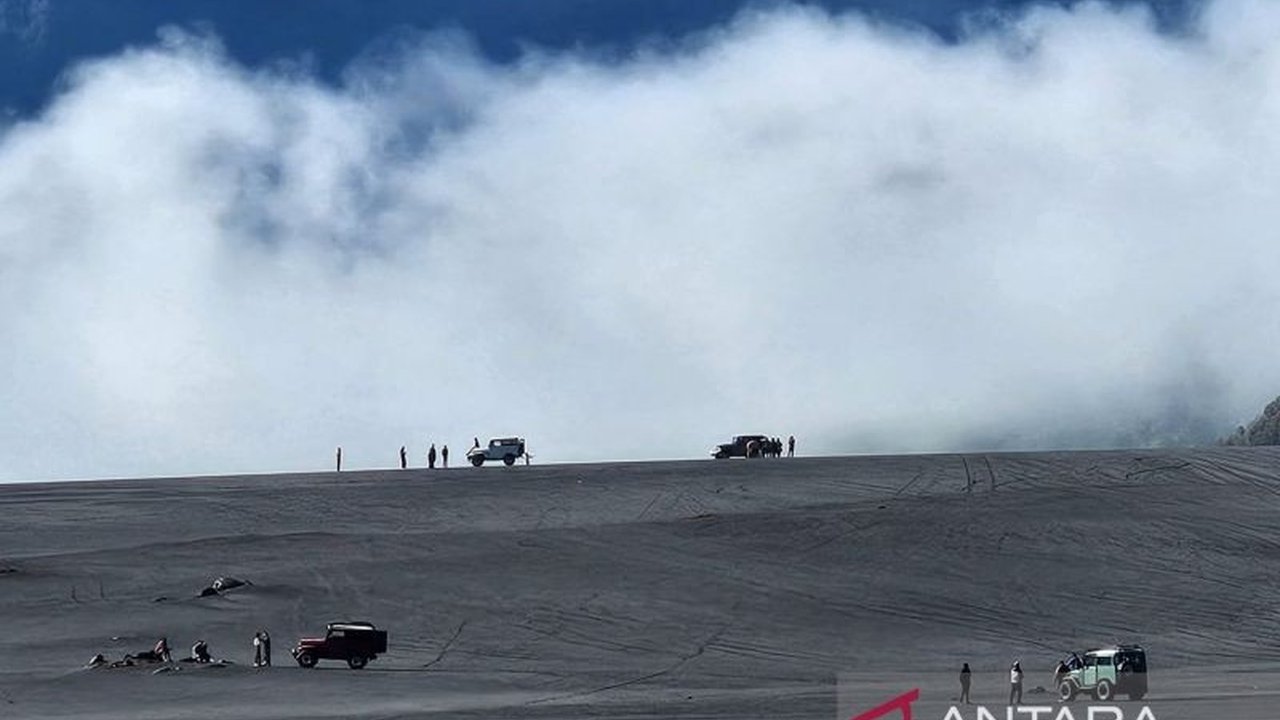 Penerapan sistem daring pembelian tiket masuk Gunung Bromo sejak 2019 memicu protes sopir jip dan kemacetan di pintu masuk Cemorolawang, Probolinggo, akibat 92 pengemudi jip belum memesan tiket daring.