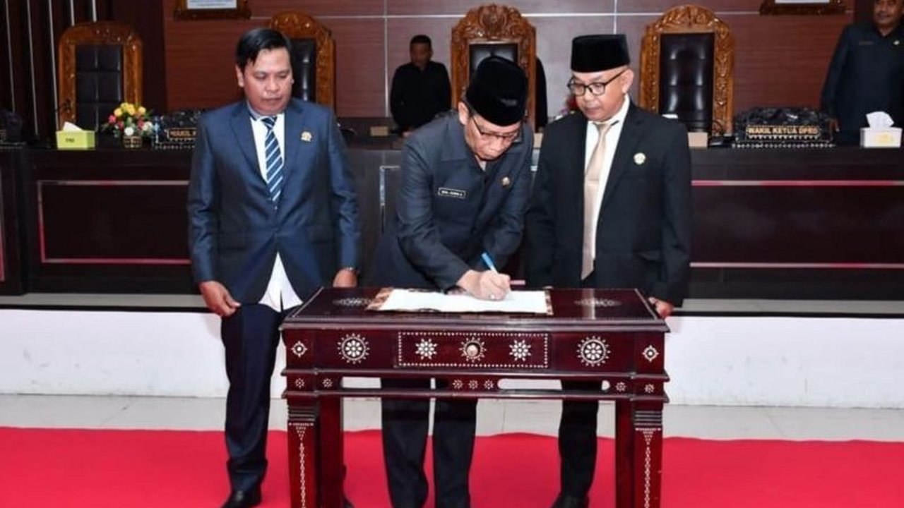 Pemerintah Kabupaten Lombok Timur menetapkan RPJMD 2025-2029 dengan prioritas utama pertumbuhan ekonomi dan pengembangan sektor kebudayaan, meskipun terdapat pemangkasan anggaran dari pusat.