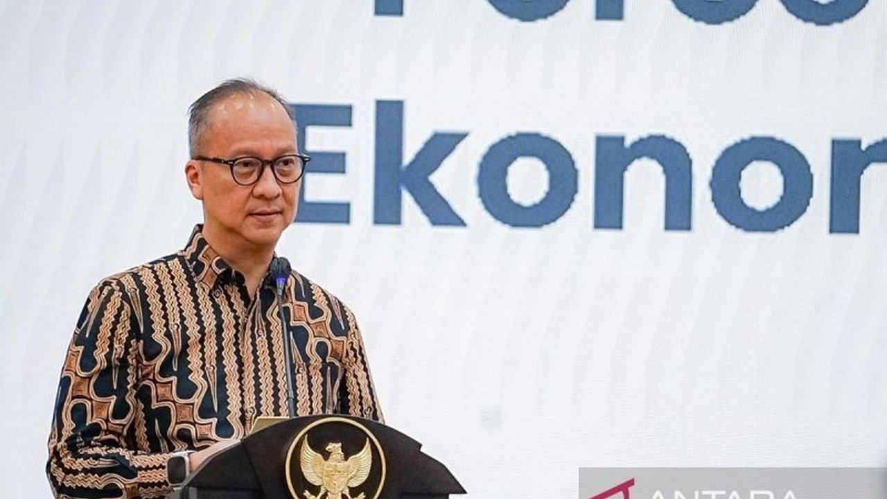 Pemerintah Indonesia melonggarkan aturan Tingkat Komponen Dalam Negeri (TKDN) untuk mendorong pertumbuhan industri dalam negeri, memungkinkan pembelian produk dengan TKDN minimal 25 persen tanpa memperhitungkan bobot manfaat perusahaan.