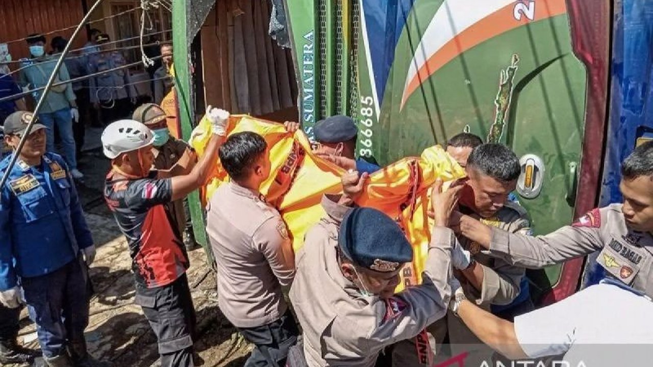 Kecelakaan bus di Padang Panjang, Sumatra Barat, menewaskan 12 penumpang dan melukai puluhan lainnya; bus tersebut diketahui tak memiliki izin operasional yang berlaku.