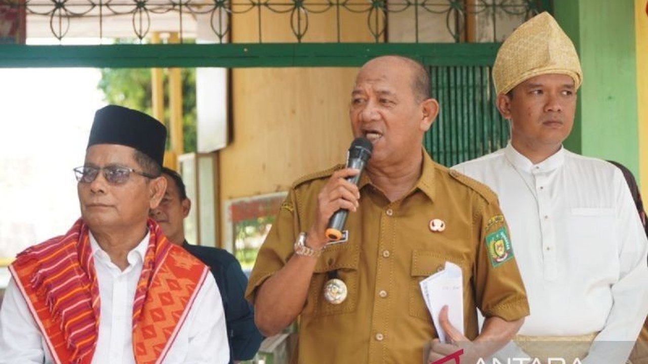 Bupati Langkat, Syah Afandin, menyerahkan bus sekolah gratis kepada SMPN 3 Stabat untuk meningkatkan akses dan kualitas pendidikan, khususnya bagi siswa kurang mampu.