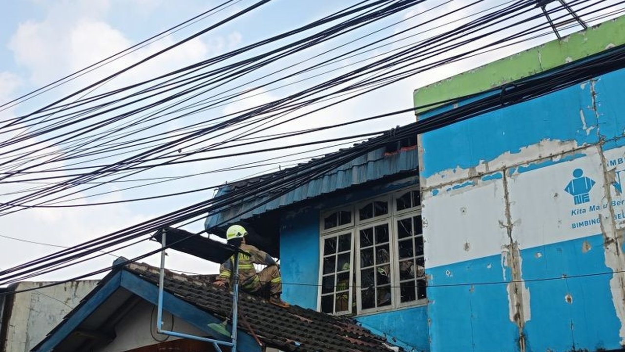 Kebakaran ruko di Klender, Jakarta Timur, Selasa siang, mengakibatkan kerugian mencapai Rp200 juta akibat korsleting listrik, tanpa korban jiwa.