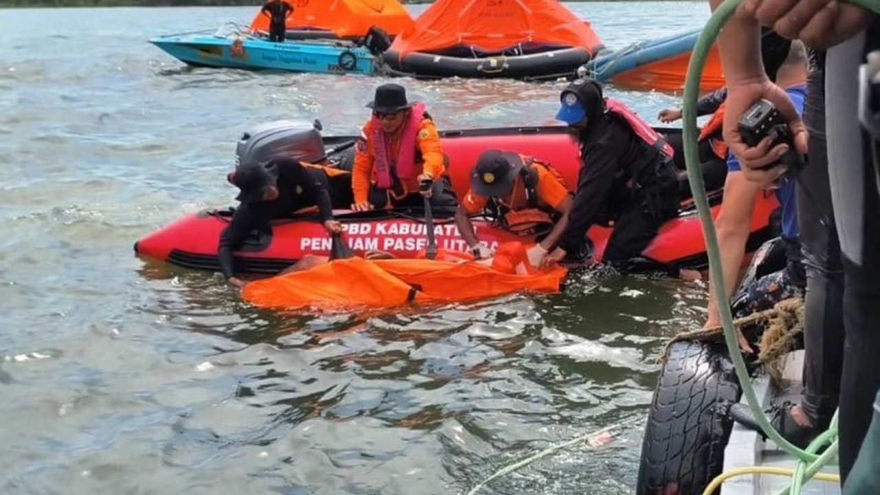 Tim SAR berhasil menemukan satu korban meninggal, Ilham (25), ABK KMP Muchlisa Makassar, yang tenggelam di Teluk Balikpapan; pencarian satu korban lainnya masih berlanjut.