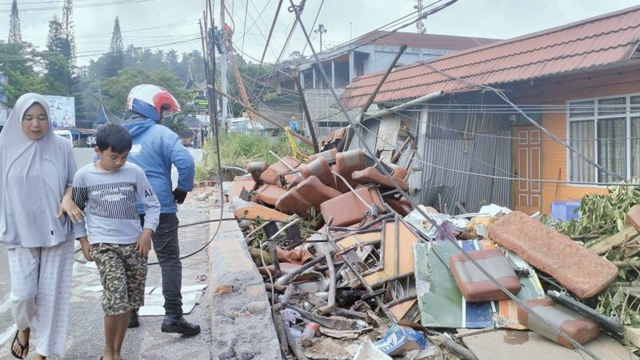 Kecelakaan tunggal bus ALS di Padang Panjang, Sumatera Barat, menewaskan 12 penumpang dan melukai 23 lainnya; polisi masih menyelidiki penyebab kecelakaan tersebut.