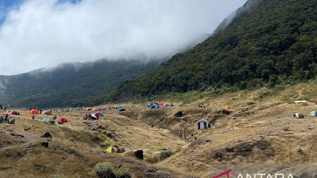 Balai Besar Taman Nasional Gunung Gede Pangrango (BBTNGGP) memberlakukan daftar hitam bagi pendaki yang melanggar aturan, termasuk membuang sampah sembarangan dan mencemari sumber air.