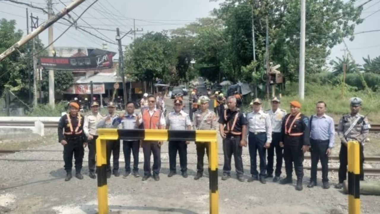 PT Kereta Api Indonesia (KAI) Daop 8 Surabaya menutup perlintasan sebidang di Jalan Pahlawan, Lamongan untuk kendaraan roda empat guna meningkatkan keselamatan perjalanan kereta api dan pengguna jalan.