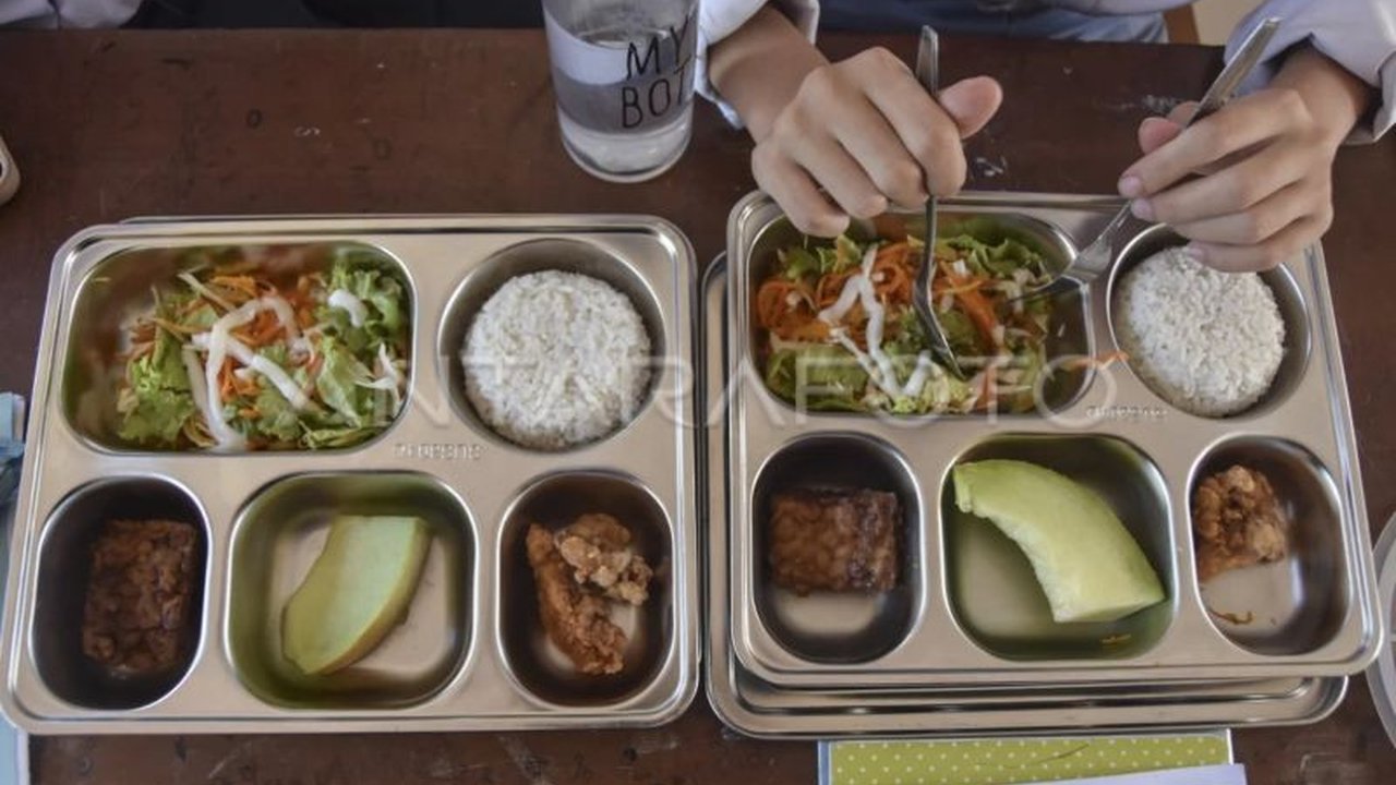 Disdikpora DIY meningkatkan pengawasan Program Makan Bergizi Gratis (MBG) setelah ditemukan ulat dalam nasi di SMK Negeri 4 Yogyakarta, dengan menekankan pengecekan ketat kebersihan dan kelayakan pangan oleh SPPG.