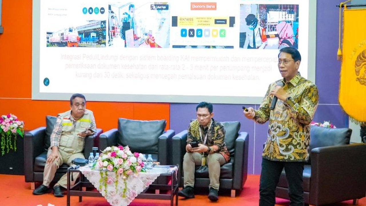 Direktur Utama KAI, Didiek Hartantyo, memaparkan strategi inovasi pelayanan publik transportasi kereta api berbasis teknologi dan keberlanjutan di forum CEO Talks FIA UI, menekankan pentingnya kepemimpinan inovatif untuk pelayanan publik yang unggul.