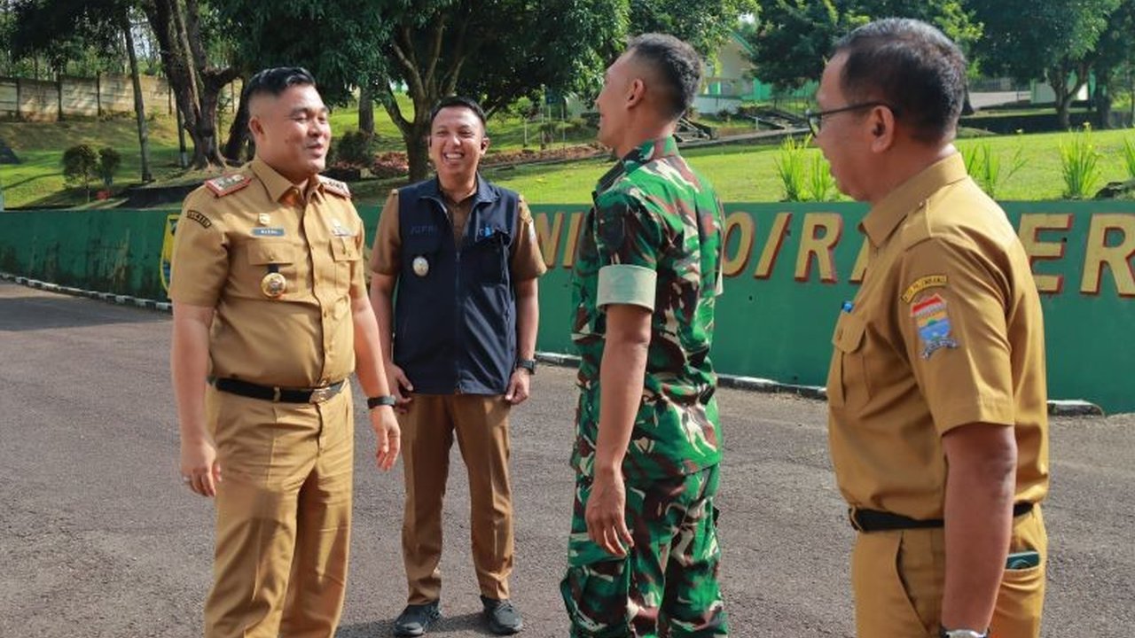 Pemkot Palembang berkolaborasi dengan TNI untuk mendirikan sekolah militer bagi siswa nakal selama 14 hari, bertujuan membentuk karakter dan mencegah tawuran.