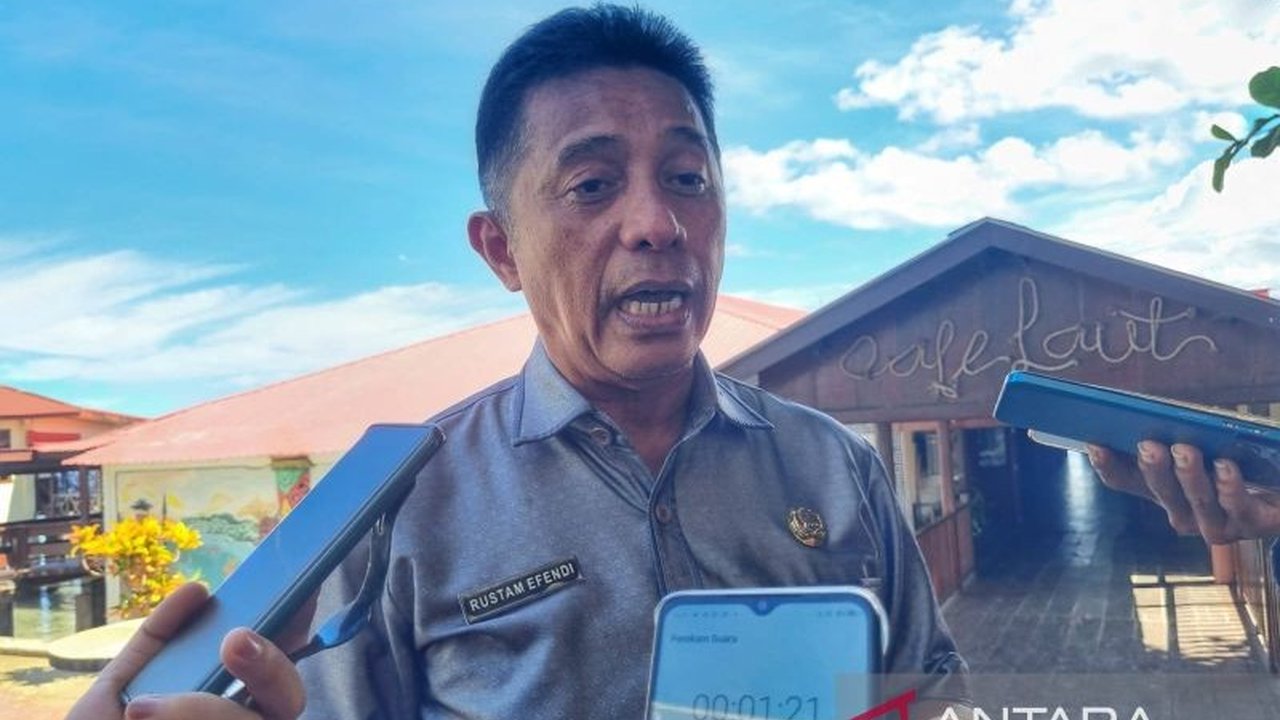 Dinas Dukcapil Manokwari gencar melakukan perekaman KTP elektronik kepada pelajar, menyasar 3000 siswa yang belum memiliki KTP-el melalui program jemput bola ke sekolah-sekolah.