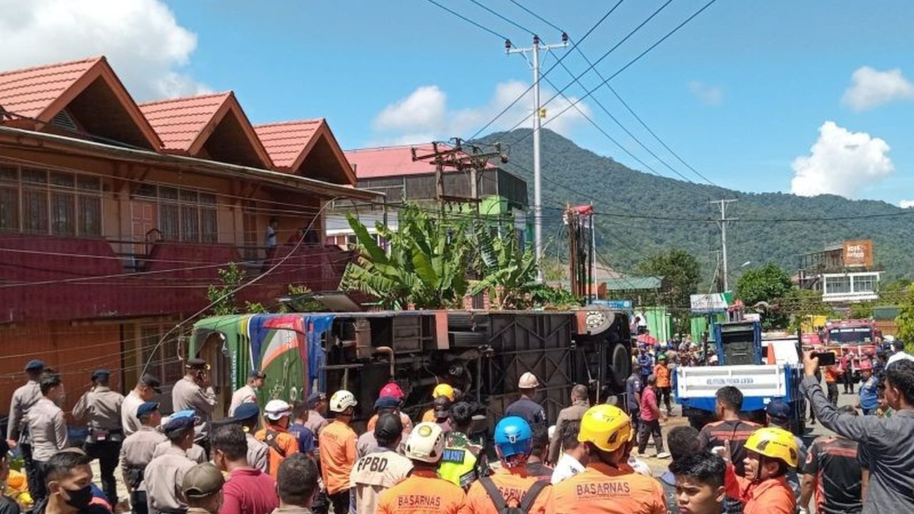 Kecelakaan bus ALS di Padang Panjang mengakibatkan 12 orang meninggal dunia dan 23 lainnya luka-luka; polisi masih menyelidiki penyebab kecelakaan tersebut.