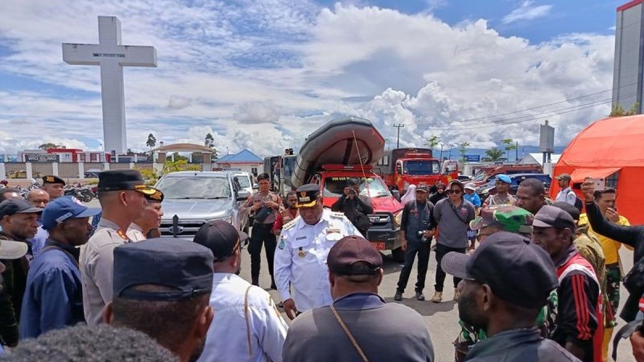 Bupati Jayawijaya meminta 40 kepala distrik membantu penanggulangan banjir dan longsor yang melanda 33 distrik,  dampaknya 16.785 KK dan 832 jiwa mengungsi.