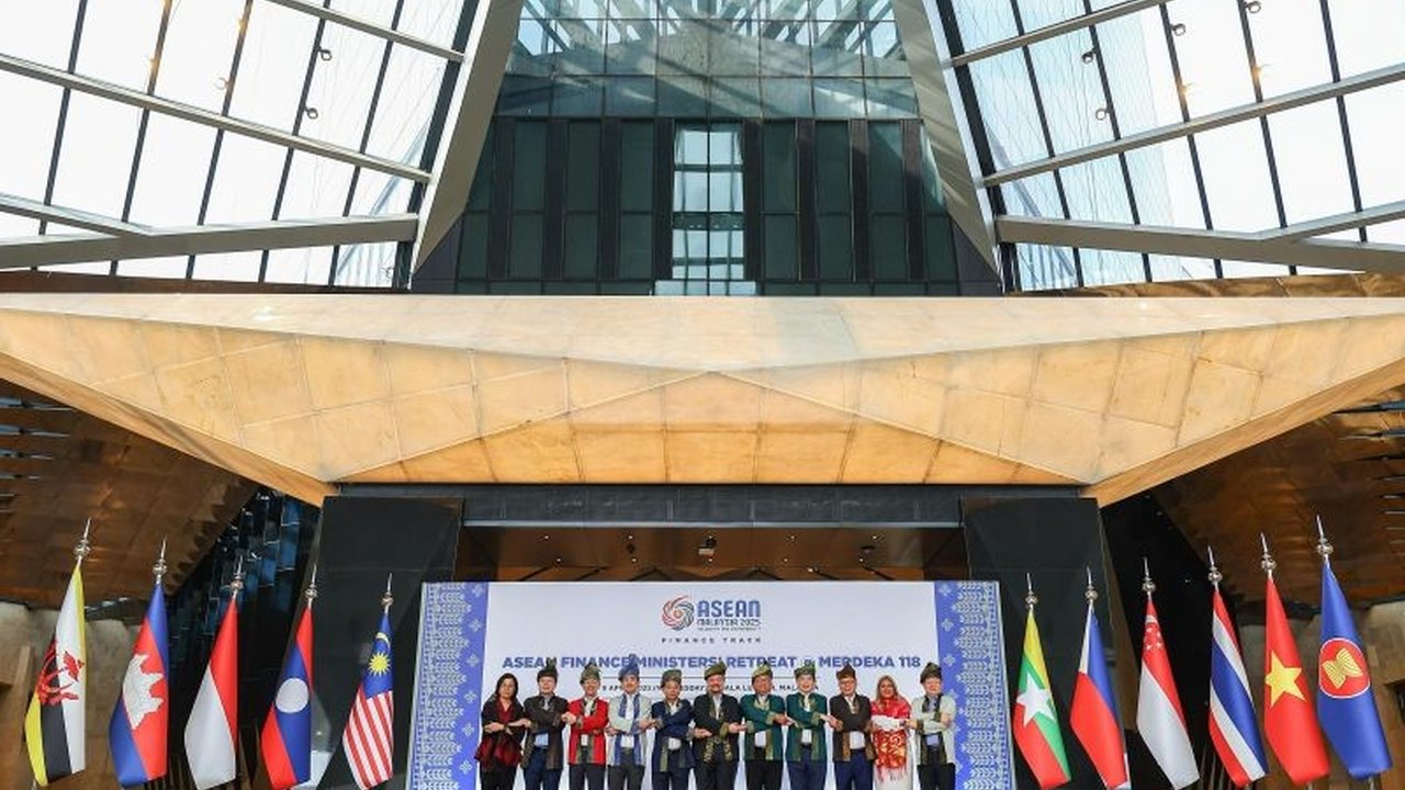 Indonesia menekankan pentingnya strategi implementasi kebijakan fiskal, bukan hanya kebijakan itu sendiri, dalam pertemuan ASEAN+3 Finance Ministers and Central Bank Governors' Meeting untuk mendorong pertumbuhan ekonomi berkelanjutan.