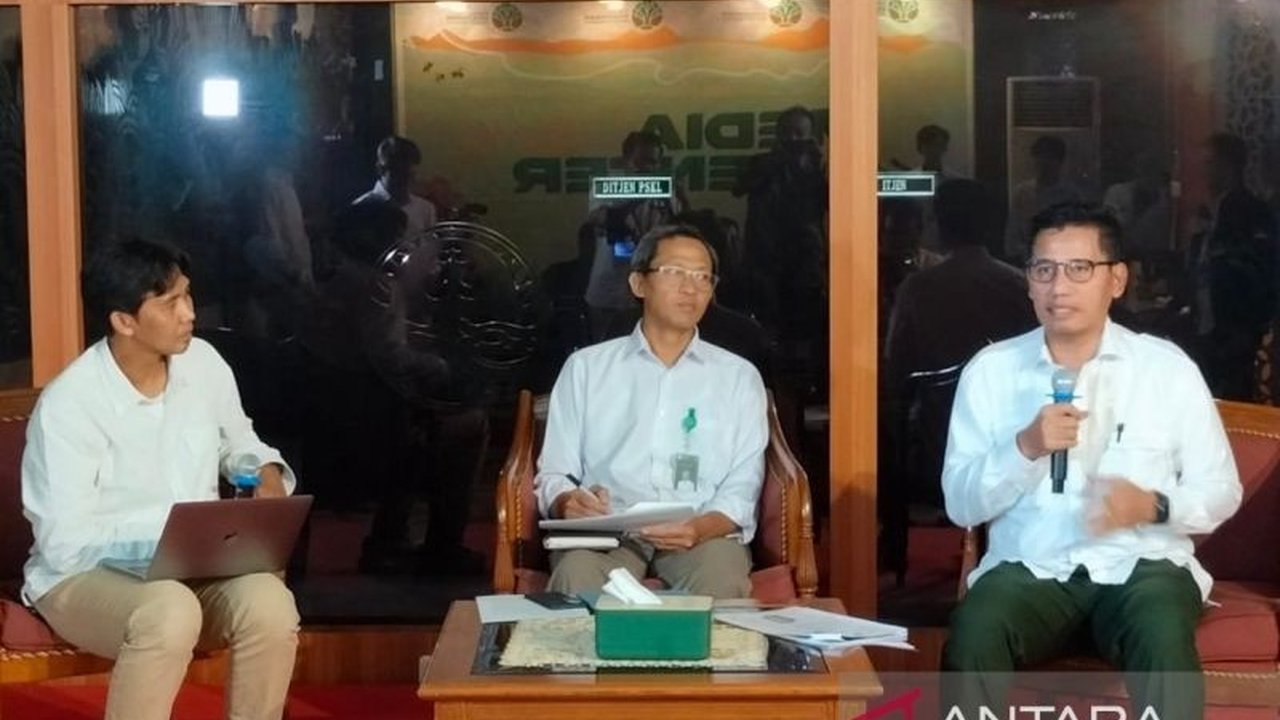 Kementerian Kehutanan menyegel 55 usaha ilegal di dalam hutan dan tengah menyelidiki kasus perambahan hutan di Batam yang menyebabkan kerugian negara hingga Rp23 miliar.