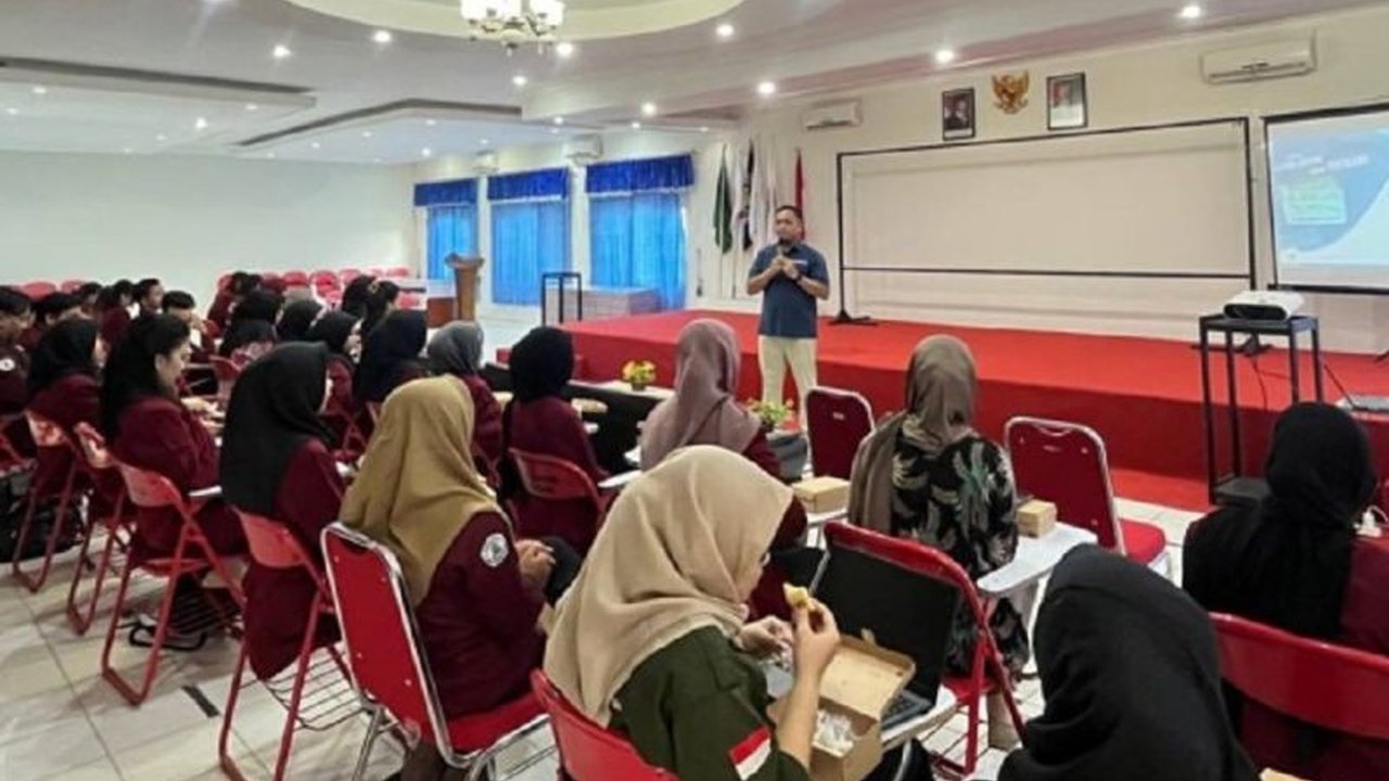 BPJS Kesehatan Kantor Cabang Palangka Raya memberikan edukasi Program Jaminan Kesehatan Nasional (JKN) kepada mahasiswa Universitas PGRI Palangka Raya untuk meningkatkan kesadaran akan pentingnya jaminan kesehatan.