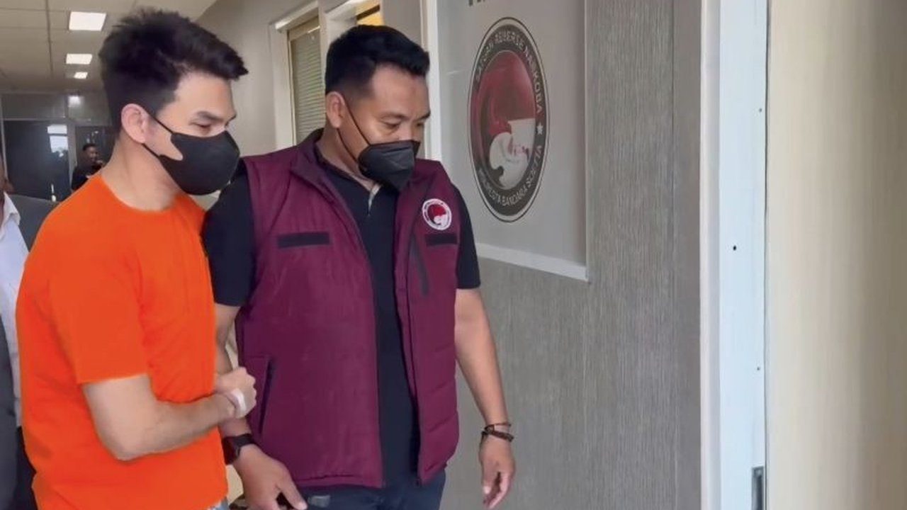 Aktor Jonathan Frizzy (JF) tidak ditahan polisi meski telah ditetapkan sebagai tersangka kasus vape ilegal berisi obat keras etomidate karena alasan kesehatan, namun wajib lapor.