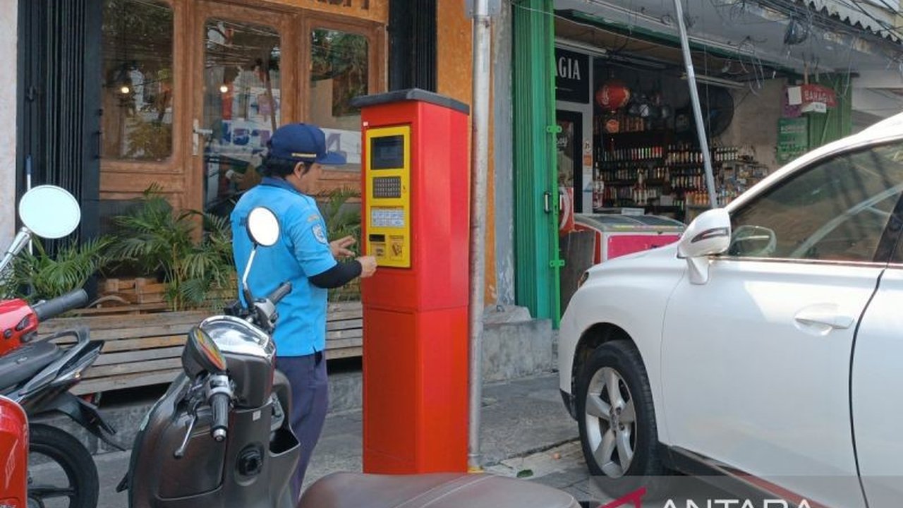 Anggota Pansus Perparkiran DPRD DKI Jakarta mendorong digitalisasi dan sistem nontunai untuk parkir di Jakarta guna meningkatkan Pendapatan Asli Daerah (PAD) dan mengurangi kebocoran.