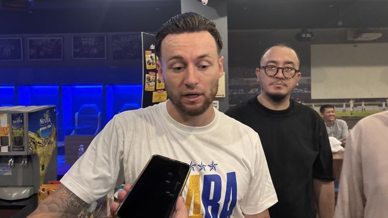 Kapten Persib, Marc Klok, mengungkapkan kebanggaannya atas keberhasilan tim meraih gelar juara Liga 1 dua musim berturut-turut, sebuah pencapaian bersejarah bagi Persib Bandung.