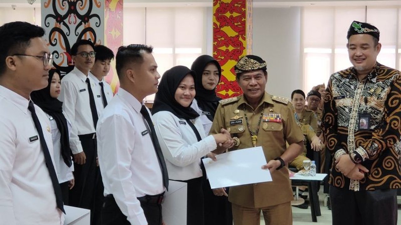 Gubernur Kaltara, Zainal A Paliwang, menyerahkan SK pengangkatan kepada 54 CPNS formasi 2024, menekankan pentingnya amanah dan pelayanan publik yang inovatif di wilayah 3T Kaltara.