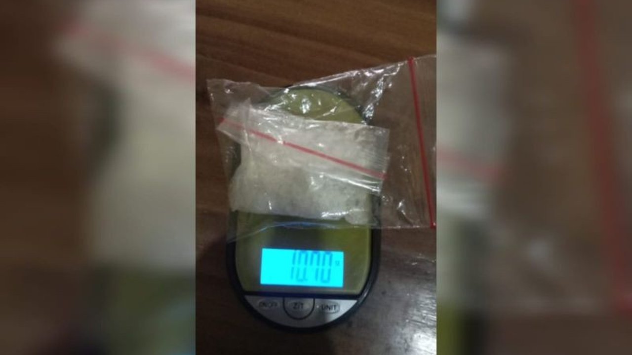 Polisi di Muna, Sulawesi Tenggara, menangkap seorang wanita berusia 51 tahun karena diduga mengedarkan 10,7 gram sabu-sabu; penangkapan berawal dari informasi masyarakat.