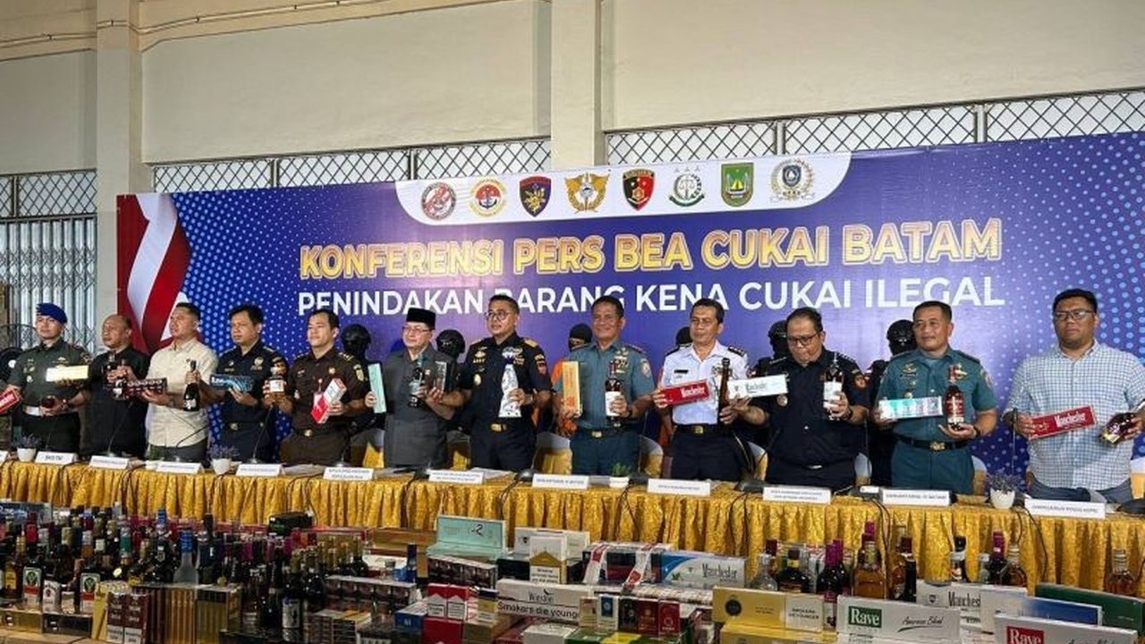 Bea Cukai Batam berhasil mencegah potensi kerugian negara mencapai Rp18,9 miliar akibat peredaran barang kena cukai (BKC) ilegal selama Januari-April 2025, dengan penindakan signifikan terhadap rokok, hasil tembakau, dan minuman mengandung alkohol.