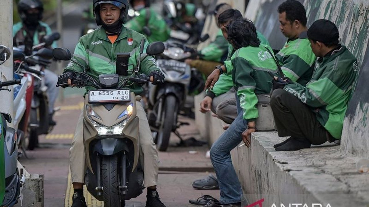 Grab menegaskan pembagian komisi dengan mitra pengemudi ojol telah sesuai regulasi pemerintah, meskipun Komisi V DPR mendorong pembatasan maksimal 10 persen.