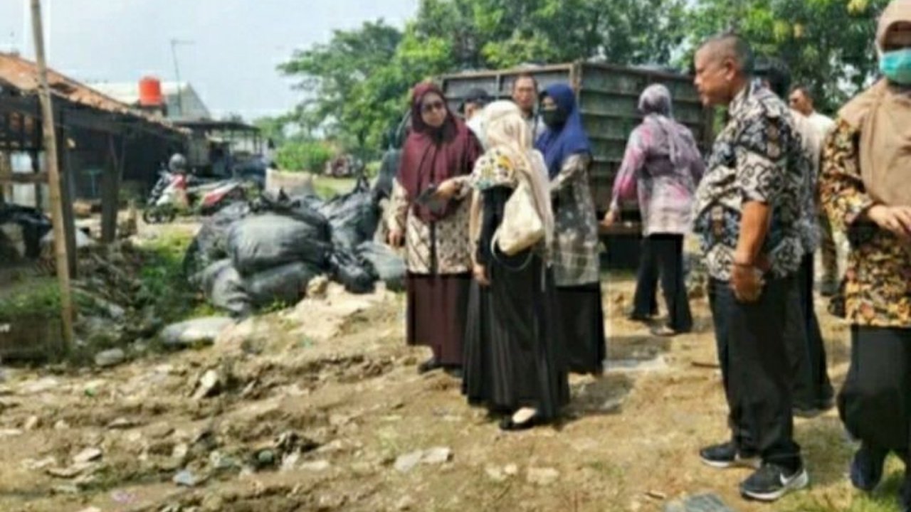 Rumah Sakit Bayukarta dan Hermina di Karawang mendapat sanksi administratif dari DLHK Karawang karena dugaan pembuangan limbah medis terkontaminasi di area pemukiman.