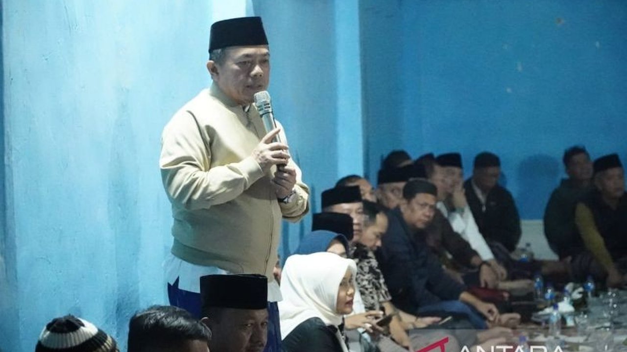 Gubernur Jambi, Al Haris, meluncurkan program 'Pejabat Tidur di Dusun' (Partisun) untuk menjemput aspirasi masyarakat di daerah terpencil dan memastikan pembangunan yang merata.