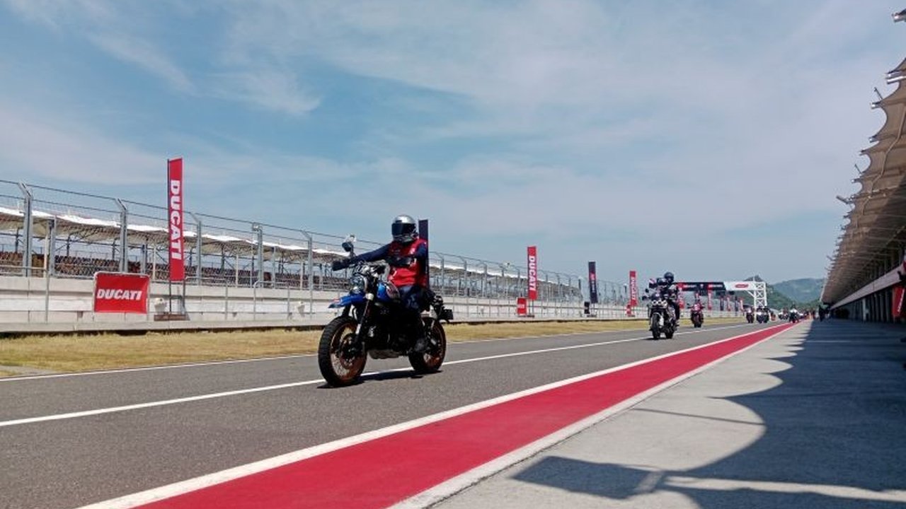 Tiket MotoGP Mandalika 2025 periode Hot Sale 5.5 menawarkan diskon menarik untuk kategori VIP, Deluxe, Luxurious Tent, dan Premium Grandstand, serta kesempatan memenangkan hadiah berupa smartphone dan voucher menarik.