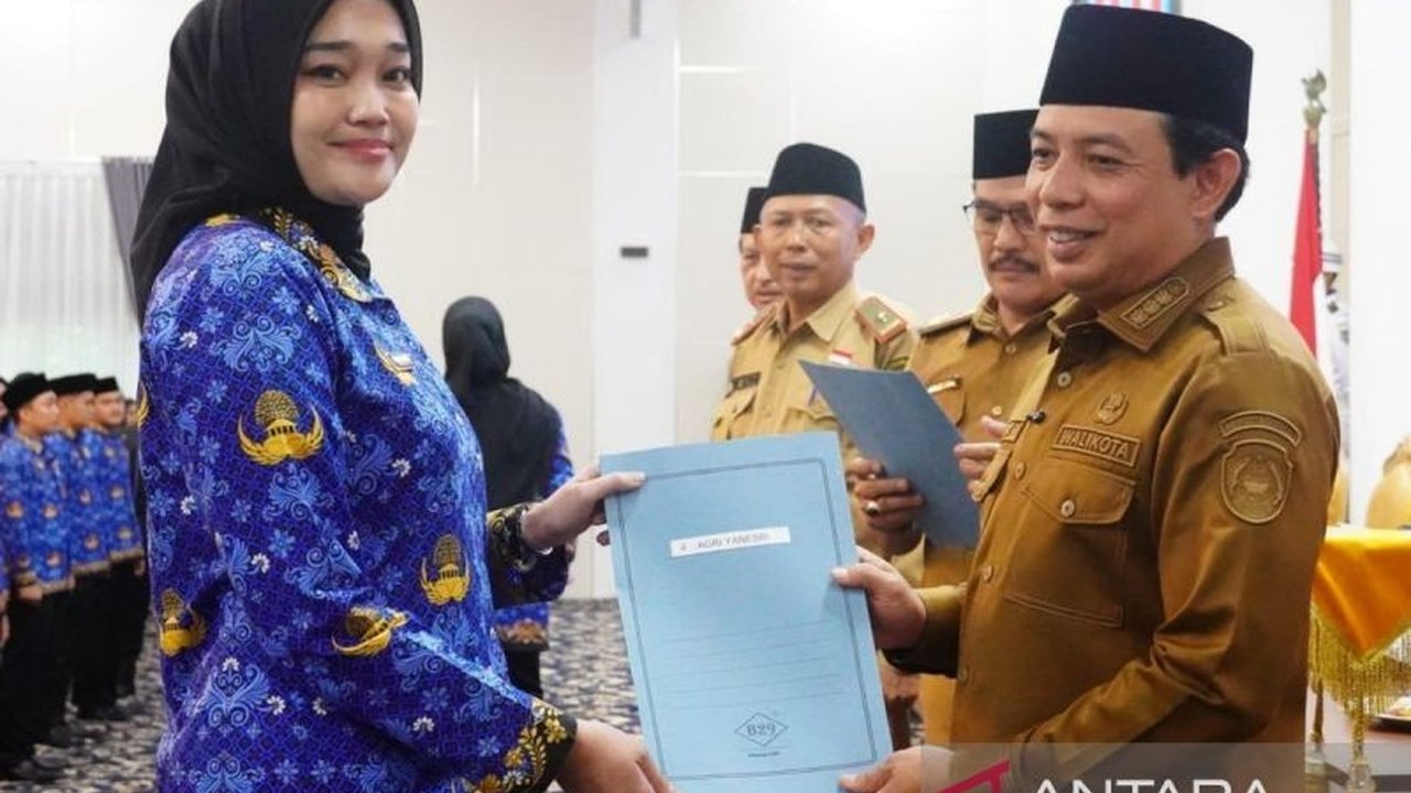 Wali Kota Bengkulu, Dedy Wahyudi, melantik 183 CPNS formasi teknis dan kesehatan,  dengan pesan agar memberikan pelayanan maksimal kepada masyarakat selama 24 jam.