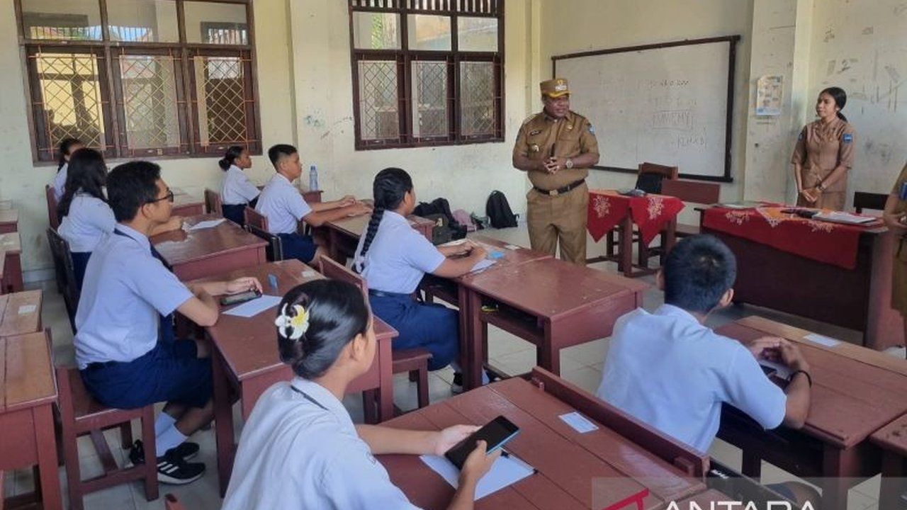 Sebanyak 3.295 pelajar SMP di Kabupaten Manokwari, Papua Barat, mengikuti ujian sekolah dengan lancar, diawasi langsung oleh Bupati dan Dinas Pendidikan setempat.